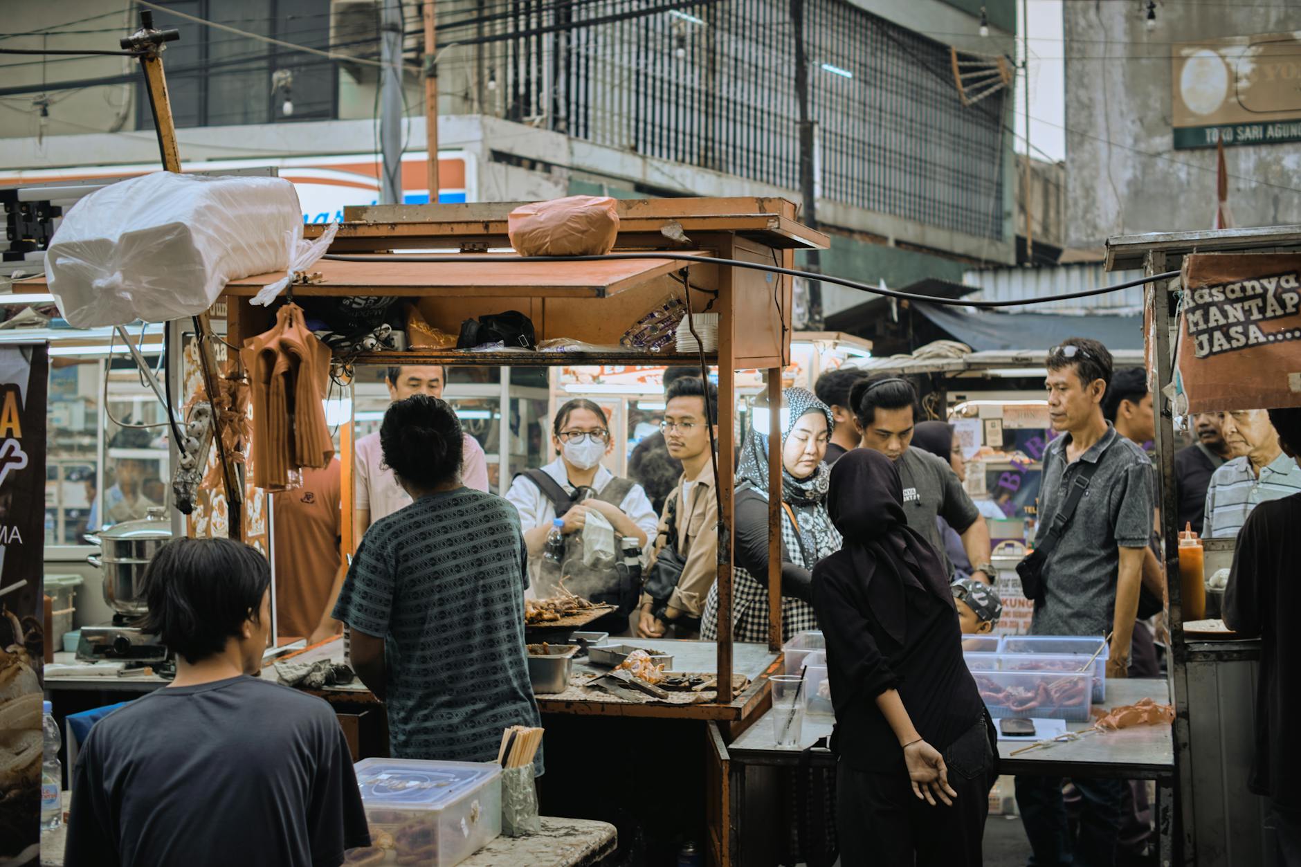 Usaha rumahan jualan makanan siap saji, kerajinan tangan, dan layanan digital yang laku tiap hari