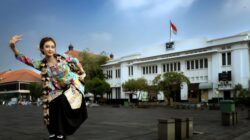 Gambar ilustrasi berita viral hari ini di Indonesia, menampilkan topik terbaru yang sedang ramai dibicarakan online