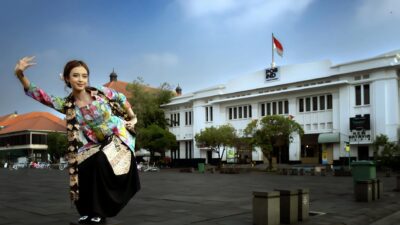 Gambar ilustrasi berita viral hari ini di Indonesia, menampilkan topik terbaru yang sedang ramai dibicarakan online