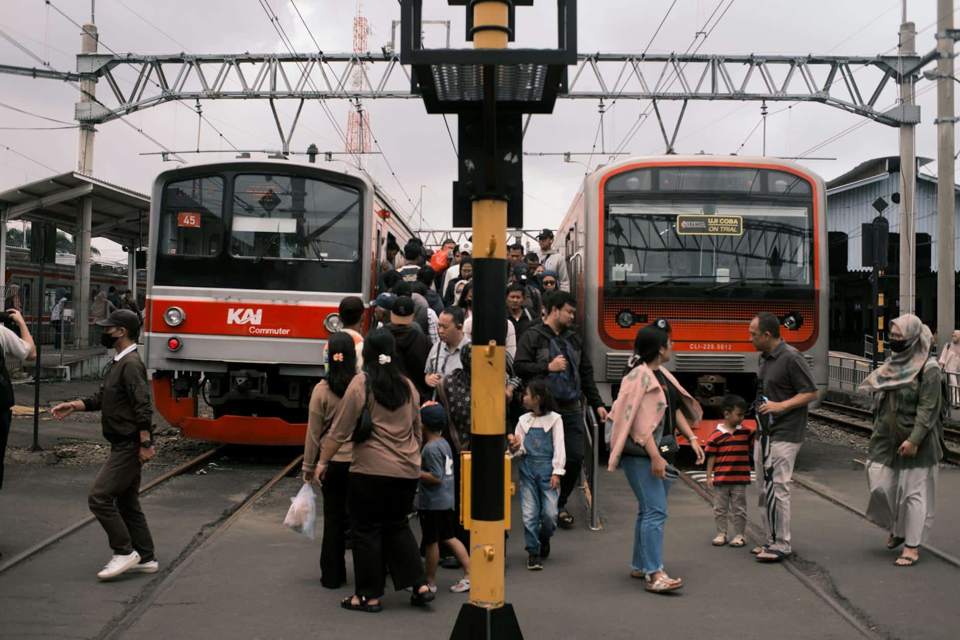 Gambar menampilkan headline berita viral hari ini di Indonesia dengan informasi terbaru yang sedang tren.