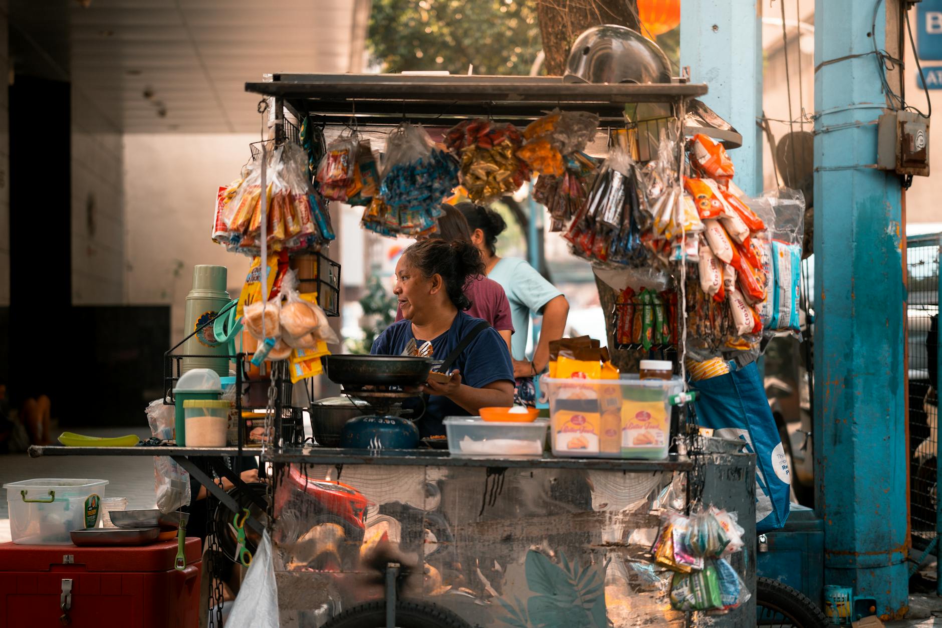 Usaha rumahan menjual makanan ringan, kerajinan tangan, dan layanan digital yang laris tiap hari
