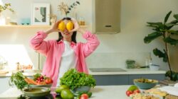 Tips alami meningkatkan sistem imun tubuh dengan pola makan sehat, olahraga rutin, dan istirahat cukup