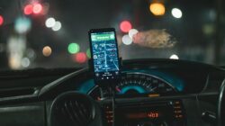 Aksesoris mobil pemula seperti gantungan kunci dan tempat penyimpanan barang