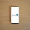 Profil LinkedIn profesional dengan foto dan deskripsi yang menarik