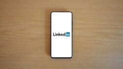 Profil LinkedIn profesional dengan foto dan deskripsi yang menarik