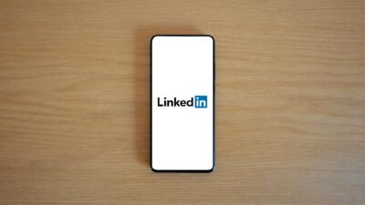 Profil LinkedIn profesional dengan foto dan deskripsi yang menarik