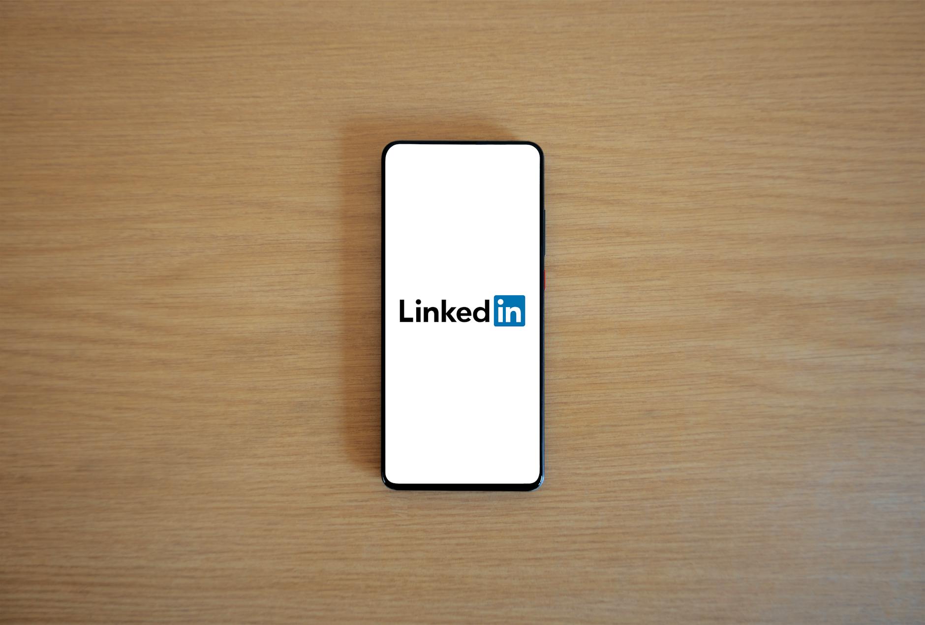 Profil LinkedIn profesional dengan foto dan deskripsi yang menarik