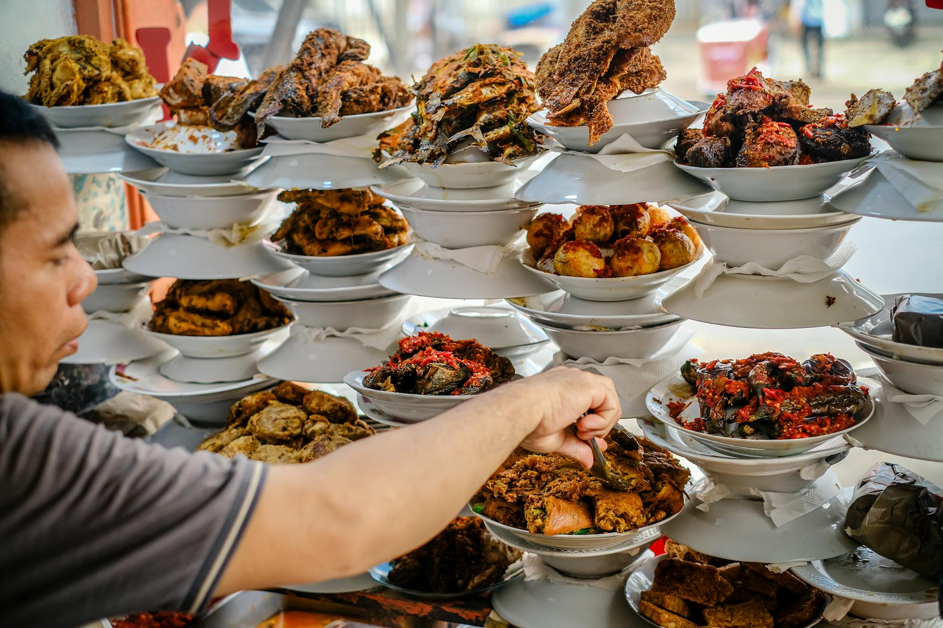 Foto piring berisi nasi goreng sederhana, bahan murah, cocok untuk resep masakan sehari-hari