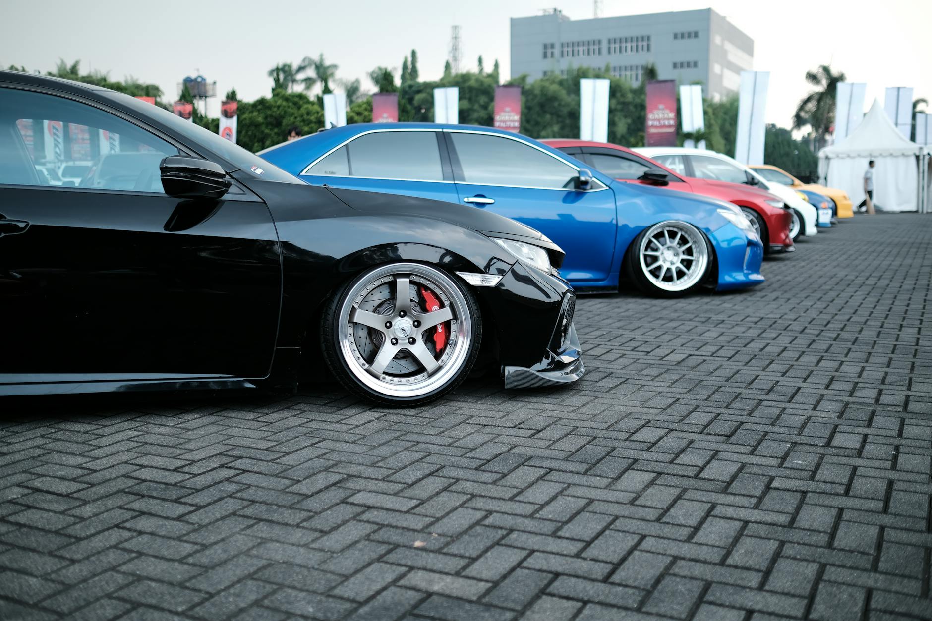 Gambar karpet mobil custom dengan desain unik dan warna cerah