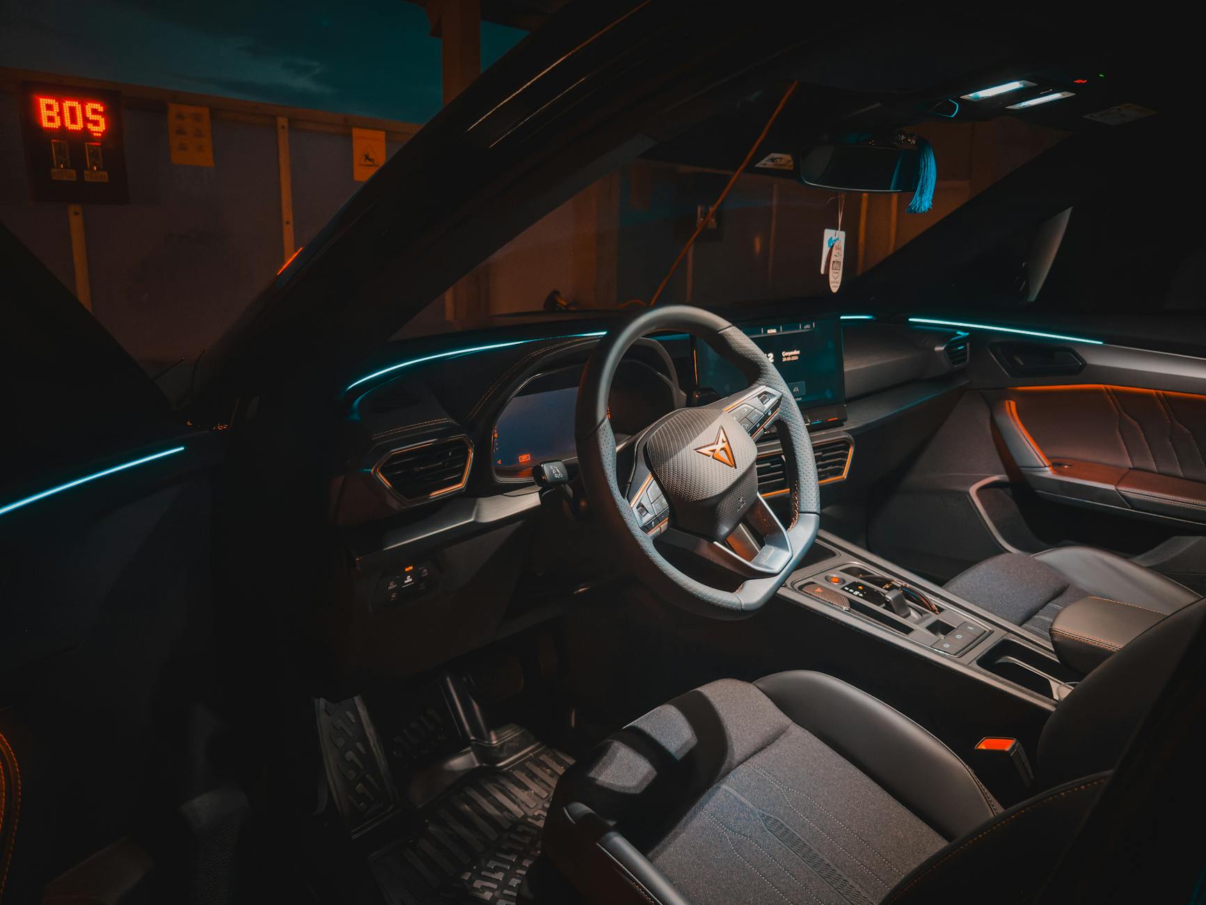 Lampu ambient mobil keren terbaik untuk interior mobil