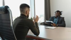 Wajah percaya diri saat interview kerja pertama kali