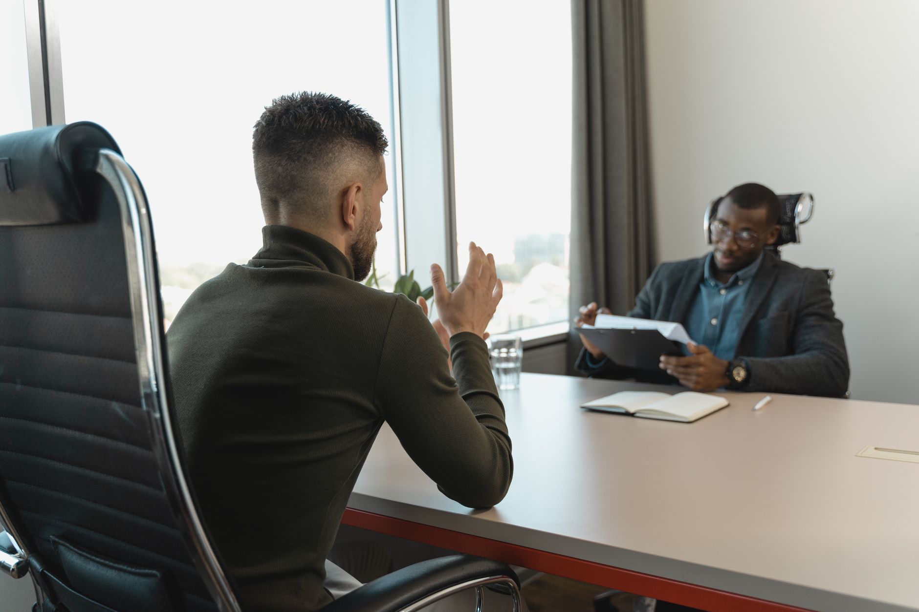 Wajah percaya diri saat interview kerja pertama kali