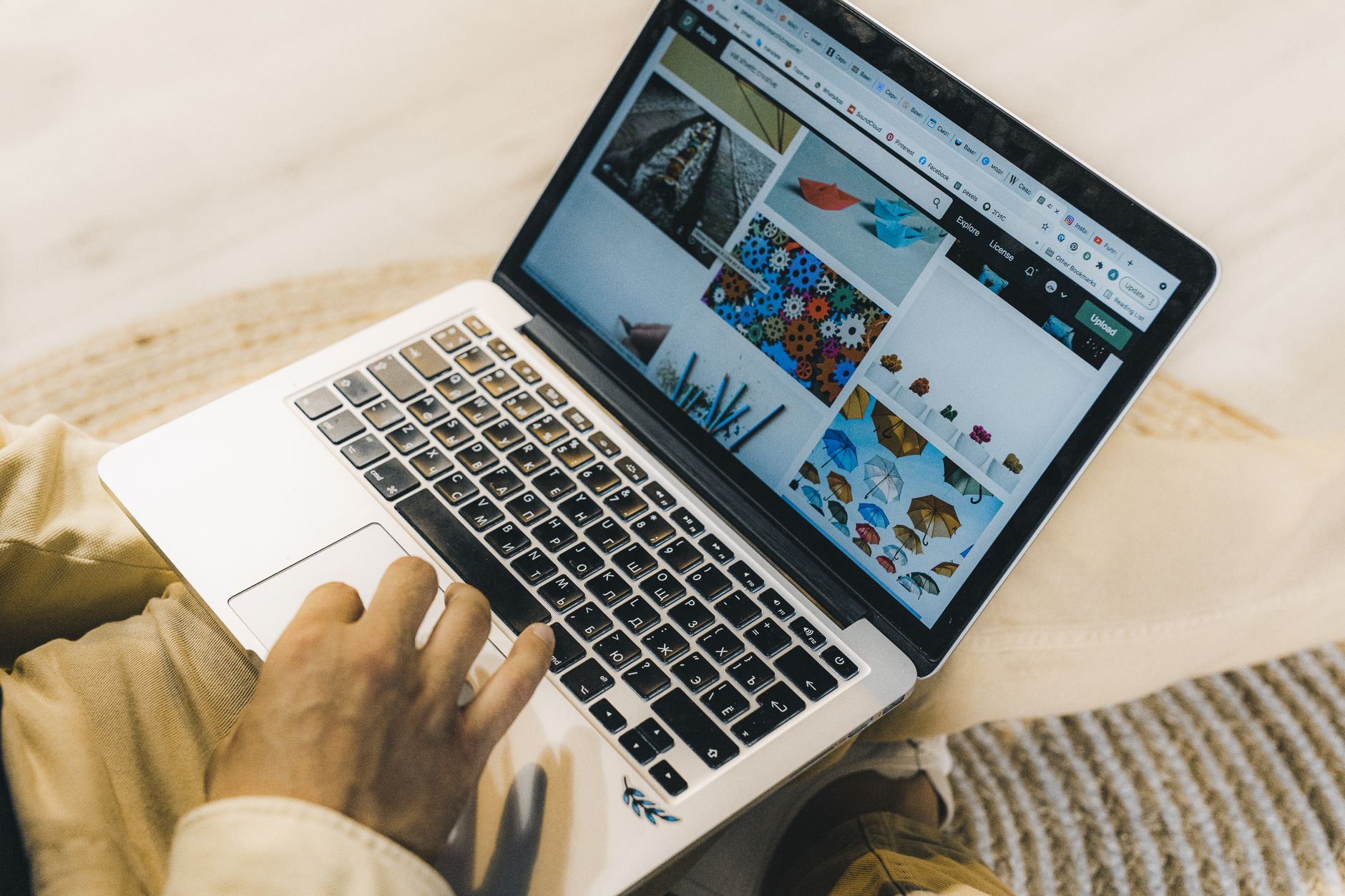 Gambar cara mencari kerja online terpercaya dari rumah